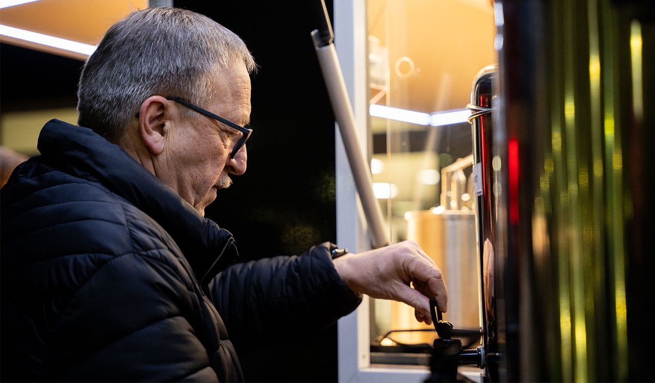 Kunde am Glühweinstand 