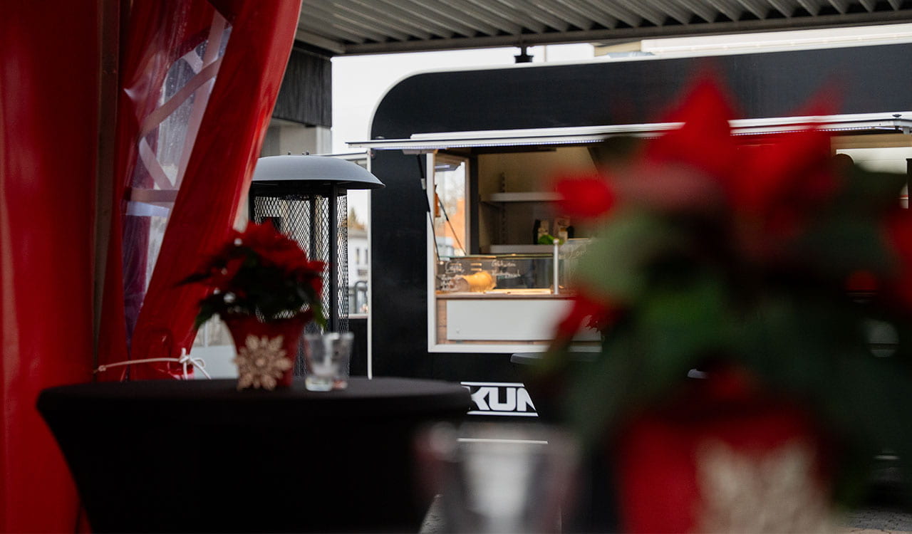 Essensstand und und Weihnachtssterne 