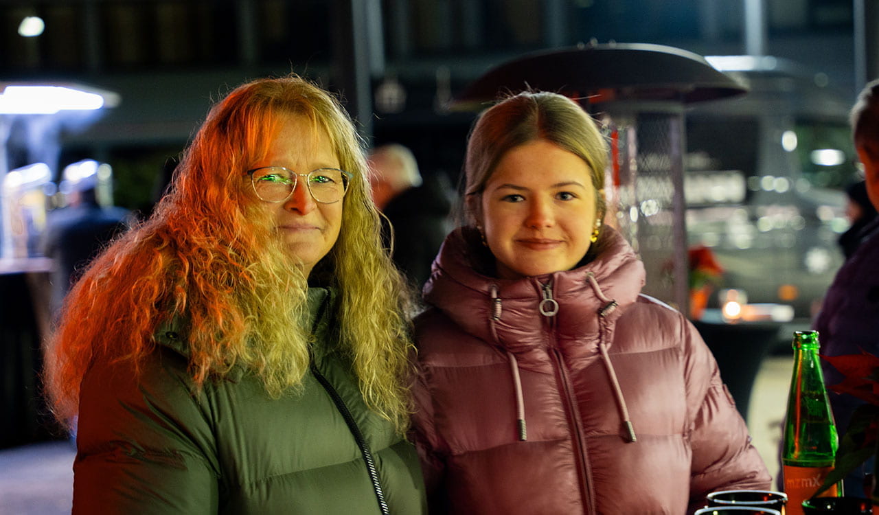 Zwei Frauen am Lächeln 