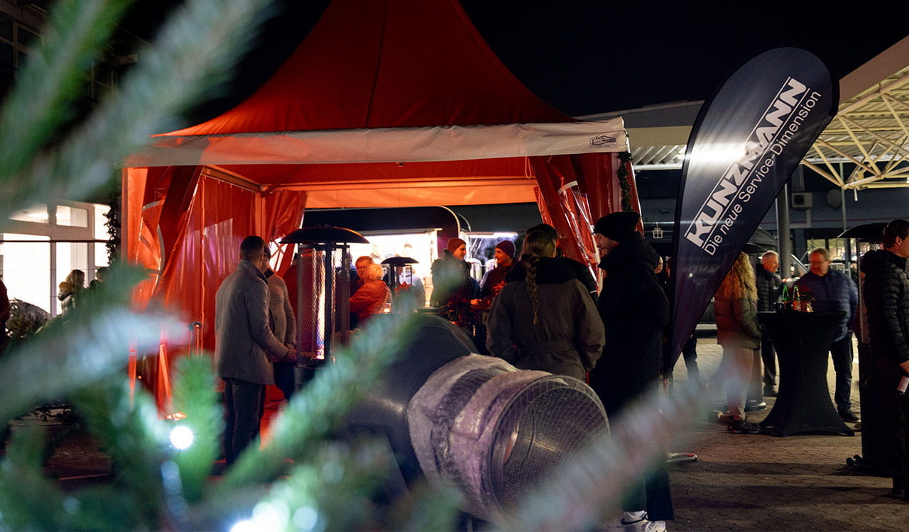 Kunden am Zelt 