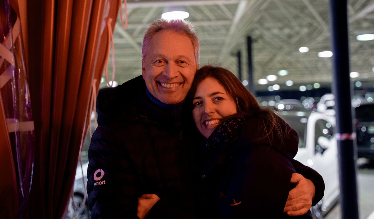 Kunzmann-Mitarbeiter umarmen sich 