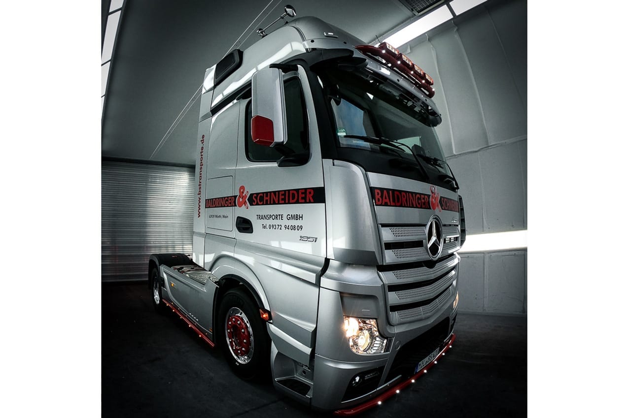 Seitenansicht eines getunten LKW in der Lackierkabine in Stockstadt