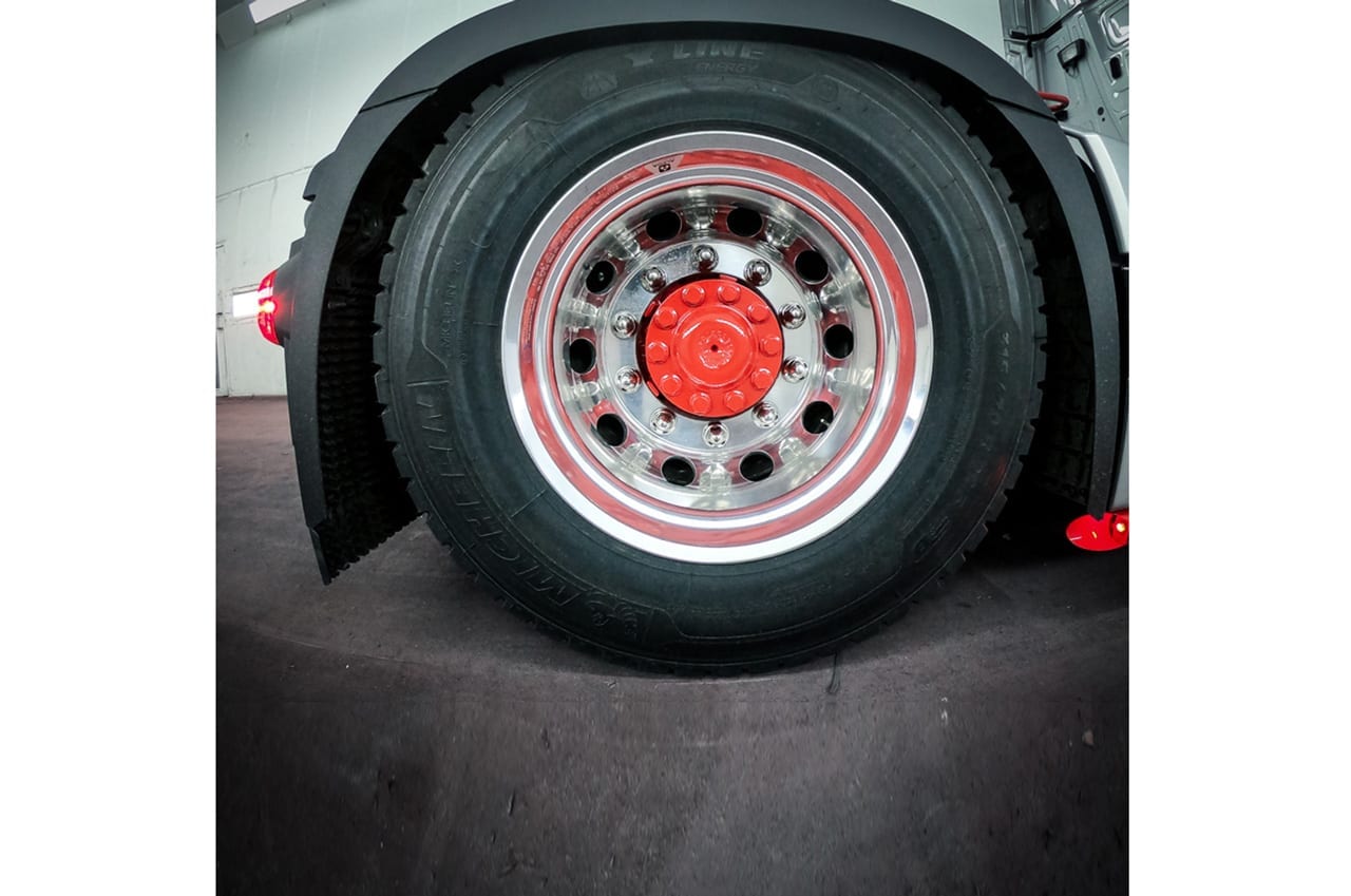 Rad eines getunten LKW in der Lackierkabine in Stockstadt