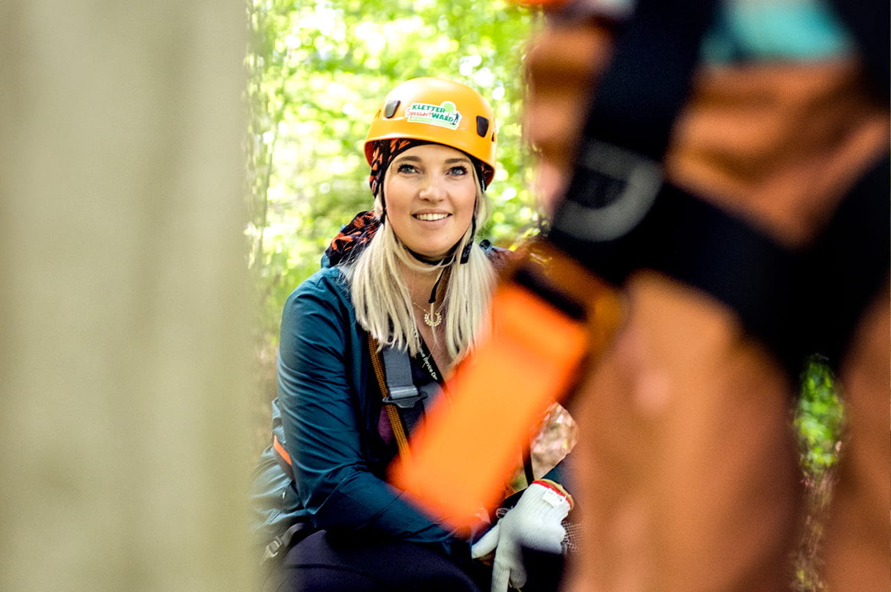 Lorraine Langer und Sohn Mats im Kletterpark