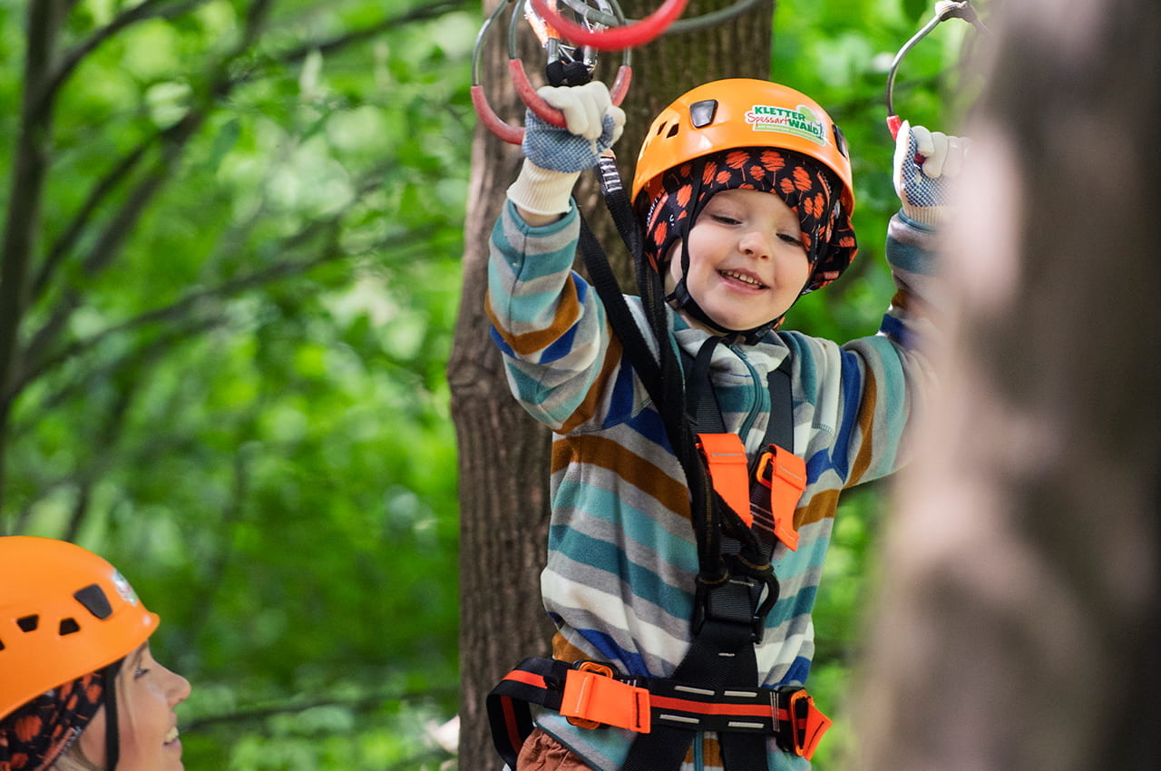 Lorraine Langer und Sohn Mats im Kletterpark