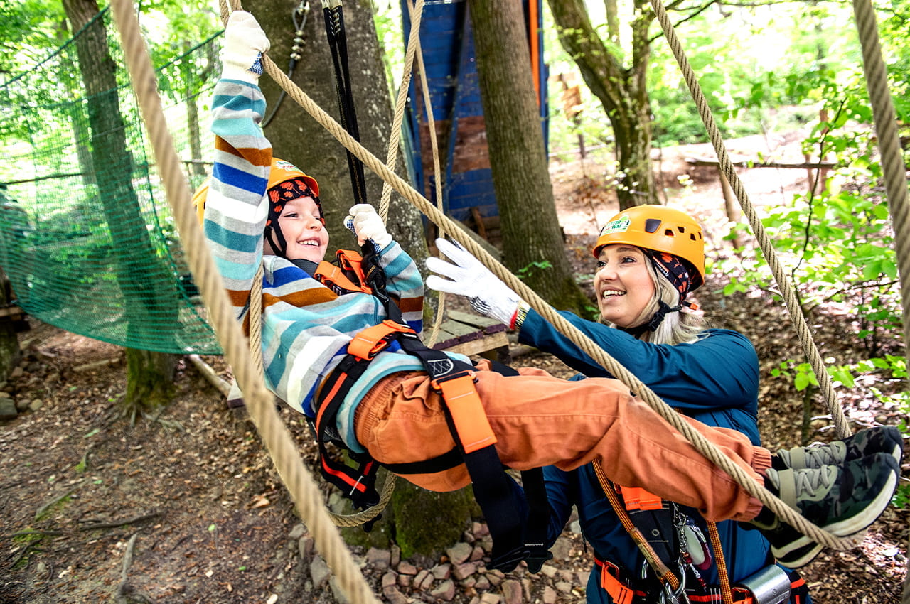 Lorraine Langer und Sohn Mats im Kletterpark