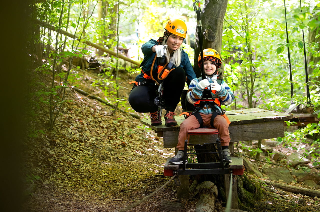 Lorraine Langer und Sohn Mats im Kletterpark