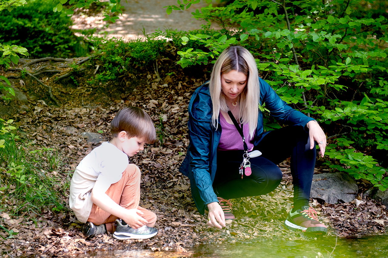 Lorraine Langer und Sohn Mats im Kletterpark