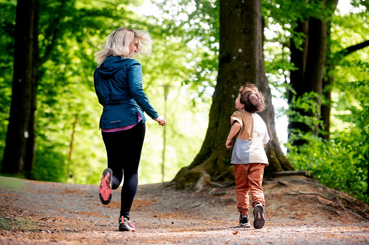 Lorraine Langer und Sohn Mats im Kletterpark