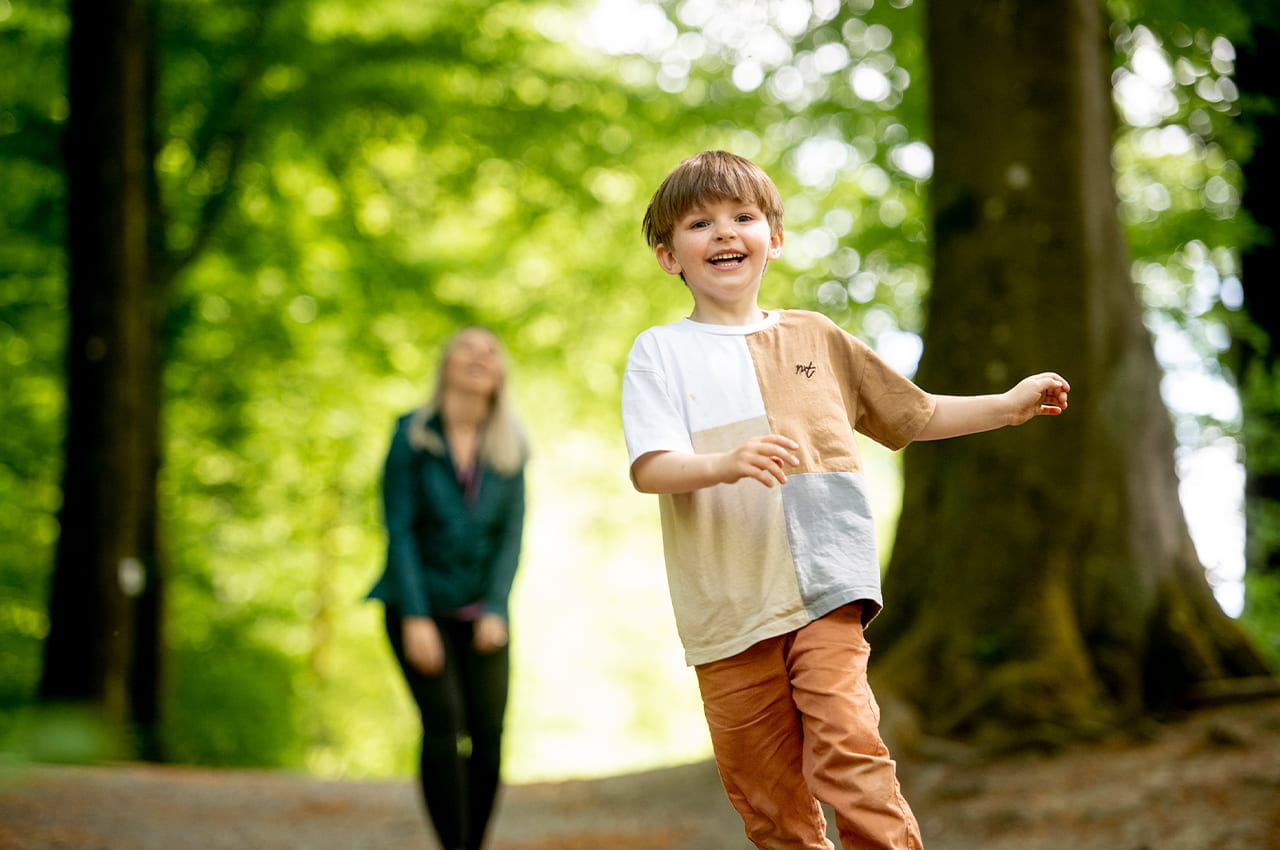 Lorraine Langer und Sohn Mats im Kletterpark