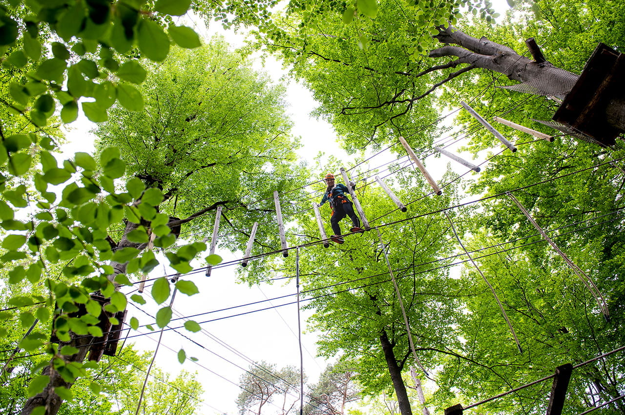 Lorraine Langer im Kletterpark