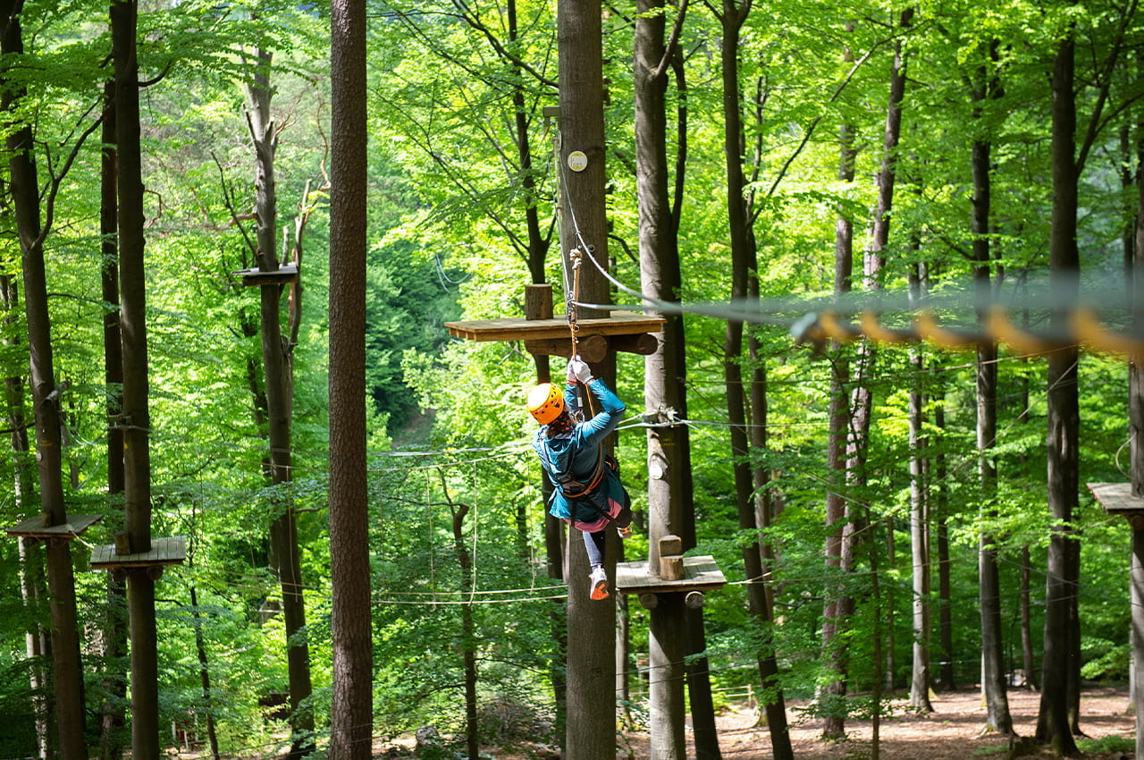 Lorraine Langer im Kletterpark