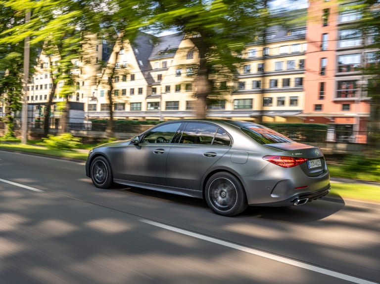 Mercedes-Benz C-Klasse Limousine Der integrierte Startergenerator (ISG) bietet bis zu 15 kW zusätzliche elektrische Leistung und bis zu 205 Nm mehr Drehmoment für den Verbrennungsmotor. Diese elektrische Unterstützung zeigt sich positiv bei der Beschleunigung und bringt zugleich Verbrauchsvorteile. Der ISG arbeitet mit einem eigenen 48-Volt-Bordnetz.