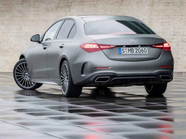 Mercedes-Benz C-Klasse Limousine Die optionale Hinterachslenkung (201) ist erstmals für die C-Klasse erhältlich. Sie lenkt mit einem Lenkwinkel von bis zu 2,5° gleich- oder gegensinnig zur Vorderachse. Bei hohen Geschwindigkeiten verbessert sich die Fahrstabilität. Bei niedrigen und mittleren Geschwindigkeiten fährt Ihr Kunde agiler durch Kurven und profitiert von einem besseren Handling beim Parken und Rangieren: Im Vergleich zur starren Hinterachse reduziert sich der Wendekreis um mehr als 40 cm. Übrigens konnte durch eine optimierte Vorderachse der Wendekreis (D102) gegenüber der Vorgängerbaureihe ohnehin um 15 cm reduziert werden, trotz längerem Radstand.