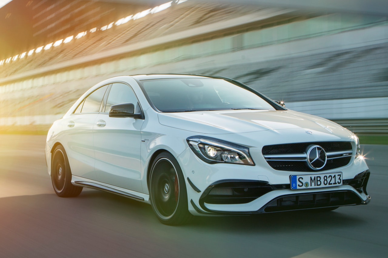 seitliche Ansicht des Mercedes-AMG CLA 45 Coupé