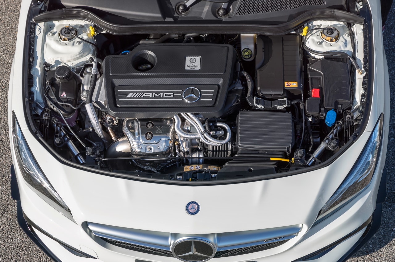 Motorraum des Mercedes-AMG CLA 45 Coupé 