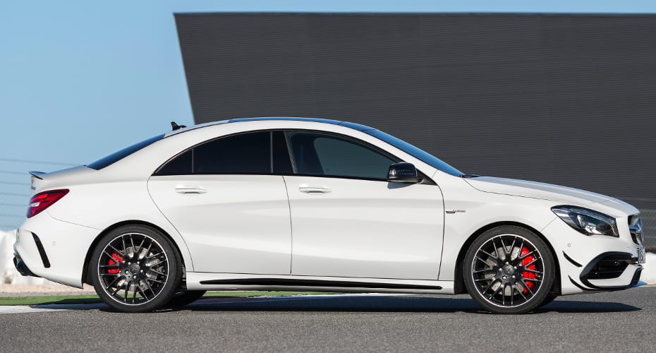 Mercedes-Benz CLA Coupé; Exterieur: Diamantweiß, AMG Aerodynamic-Paket Seitenansicht des Mercedes-Benz CLA Coupé