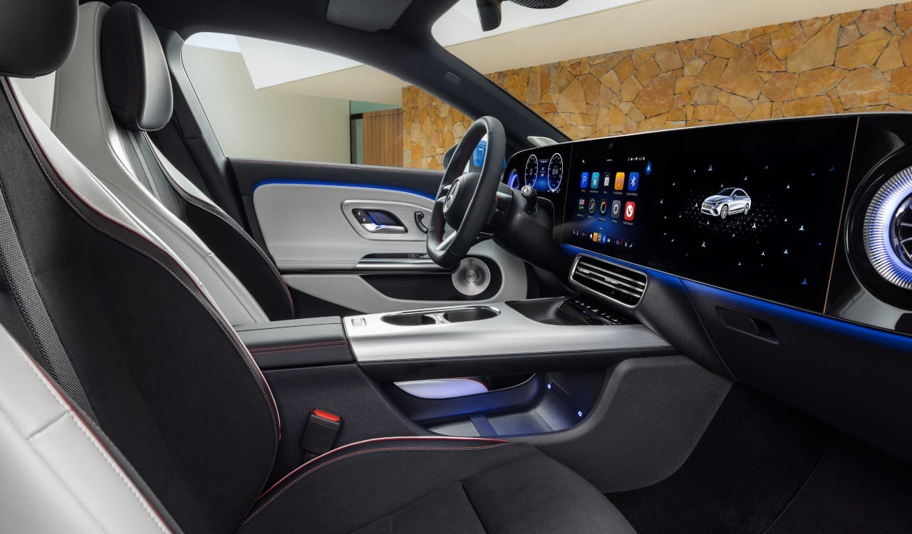 Mercedes-Benz CLA C178 Interieur in schwarz weiß und blauer Ambientebeleuchtung