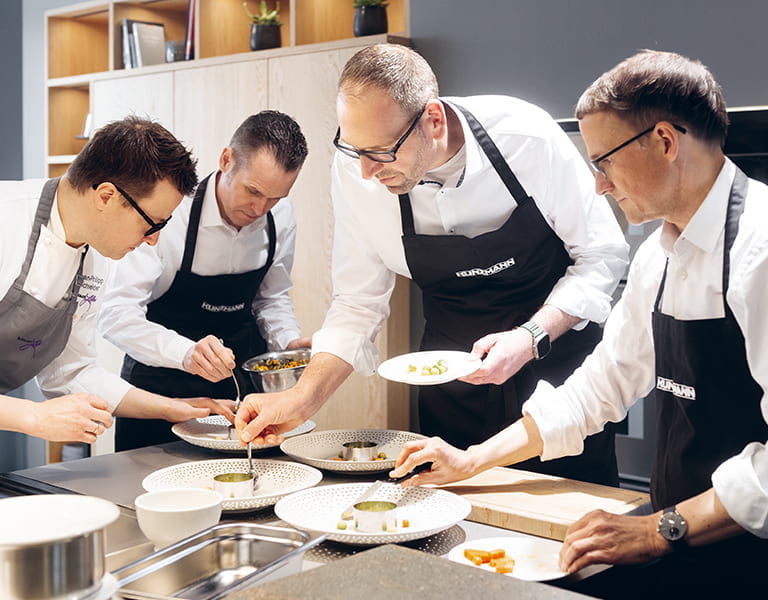 Herr Diehm am Hauptspeise anrichten