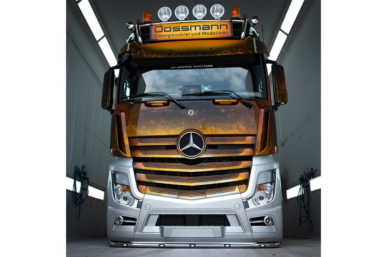 Frontalansicht eines getunten LKW  in der Lackierkabine in Stockstadt