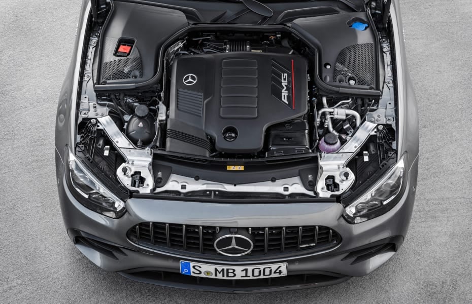 Mercedes-AMG E 53 4MATIC+ Limousine, Exterieur: selenitgrau metallic, Night Paket, Carbon Paket II; Motorraum Mercedes-AMG E 53 4MATIC+ Limousine, Exterieur: selenitgrau metallic, Night Paket, Carbon Paket II; Motorraum