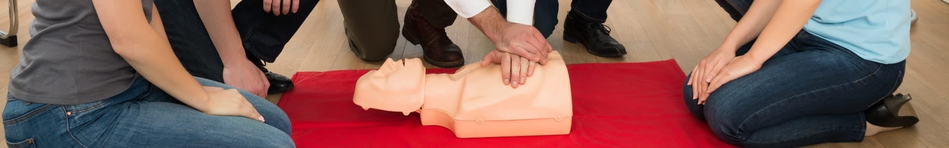 Herz-Druck-Massage an einer Puppe