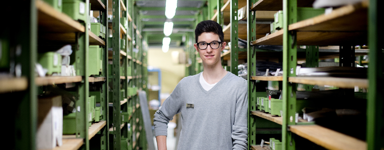 Fabio Brönner, Fachkraft für Lagerlogistik Fabio Brönner Fachkraft für Lagerlogistik im Lager