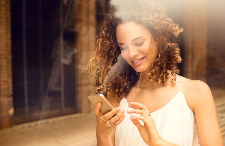 Unser Service lässt keine Wünsche offen Frau mit Handy