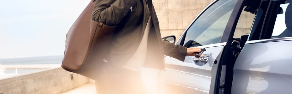 Schnell Frau steigt ins Auto ein