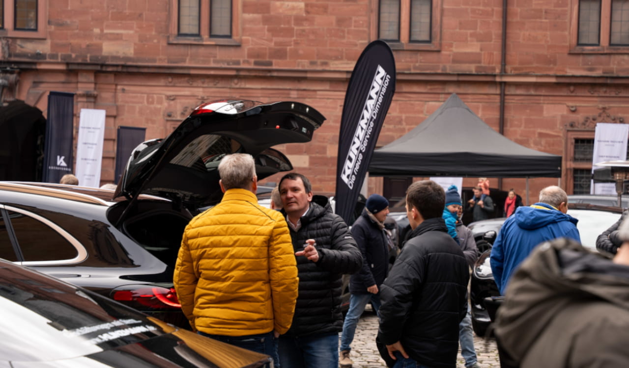 Kunzmann Verkäufer bei einem Gespräch mit Kunden am Mercedes-Benz Stand auf der Mobilia 2026 in AschaffenburgMercedes-Benz Stand auf der Mobilia 2025 in Aschaffenburg