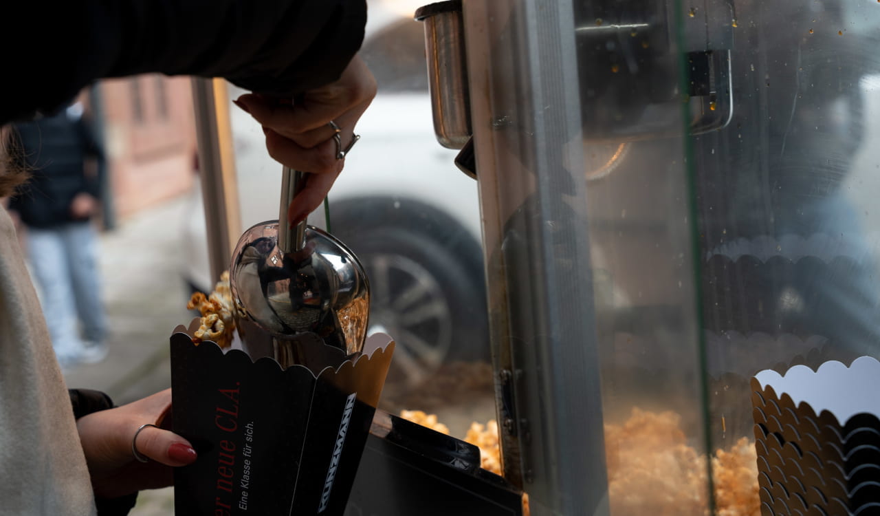 Kunzmann Azubi verteilt Popcorn auf der Mobilia 2026 in Aschaffenburg