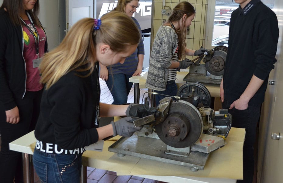 Beim Girls´ Day dürfen die Mädels auch selbst anpacken