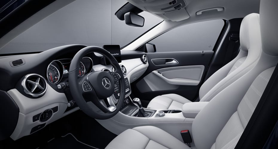 Mercedes-Benz GLA; Interieur: Ledernachbildung ARTICO / Stoff Maringá kristallgrau / schwarz Interieur des Mercedes-Benz GLA