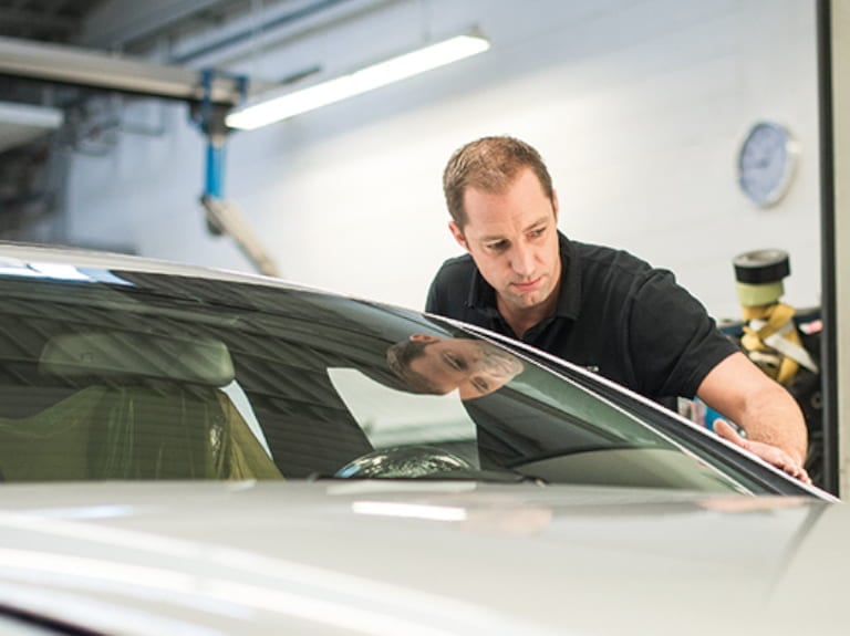 Reparatur einer Windschutzscheibe nach einem Glasschaden Reparatur einer Windschutzscheibe nach einem Glasschaden