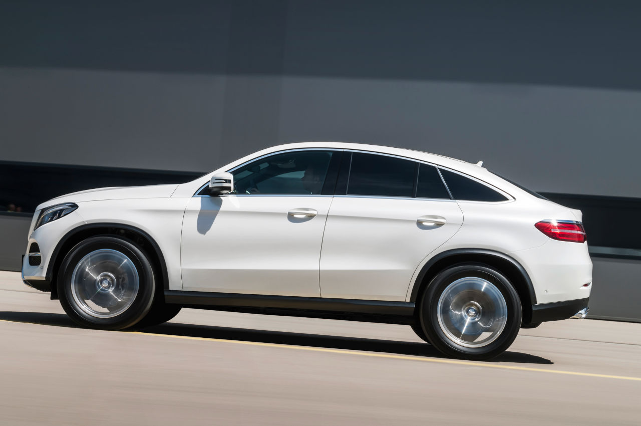 Seite des Mercedes-Benz GLE 350 d 4MATIC Coupés in Designo Diamantweiß Bright 