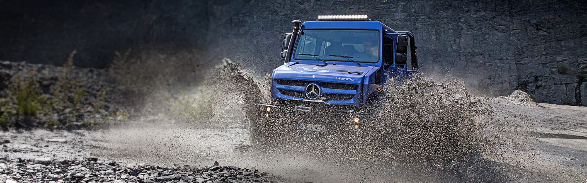 Hochgeländegängiger Unimog