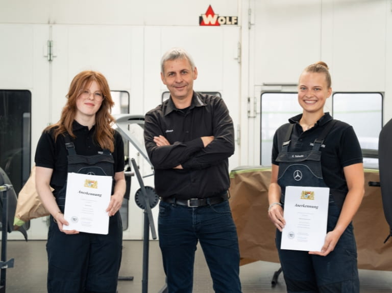 Gratulation Katharina Sebesta und Michelle Gaida - kfz innung
