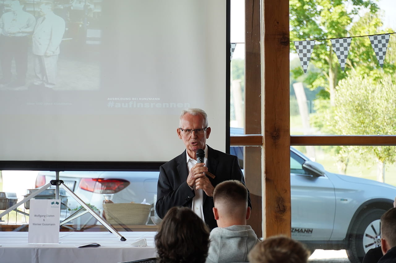 Wolfgang Diehm beim Begrüssen der Azubis