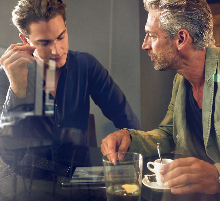Business-Leasing plus Männer beim Geschäftsgespräch