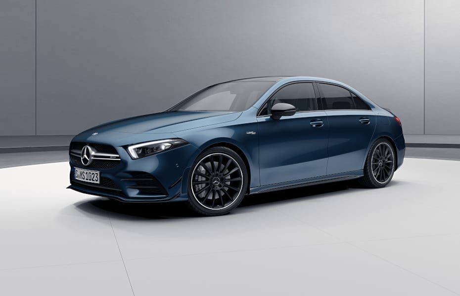 Mercedes-AMG A 35 4MATIC, denimblau (667U), 48,3 cm (19") AMG Leichtmetallräder im Vielspeichen-Design (RVL), AMG Night-Paket (P60), AMG Aerodynamik-Paket (B26) Mercedes-AMG A 35 4MATIC, denimblau (667U), 48,3 cm (19") AMG Leichtmetallräder im Vielspeichen-Design (RVL), AMG Night-Paket (P60), AMG Aerodynamik-Paket (B26)