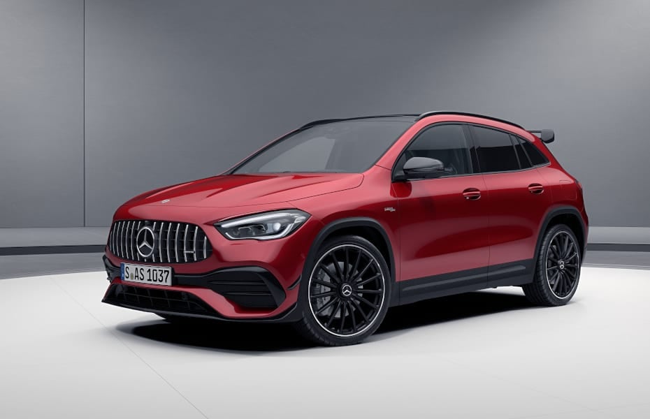 Mercedes-AMG GLA 35 4MATIC, designo patagonienrot metallic (993U), 53,3 cm (21") AMG Leichtmetallräder im Vielspeichen-Design (RWY), AMG Aerodynamik-Paket (B26) Mercedes-AMG GLA 35 4MATIC, designo patagonienrot metallic (993U), 53,3 cm (21") AMG Leichtmetallräder im Vielspeichen-Design (RWY), AMG Aerodynamik-Paket (B26)