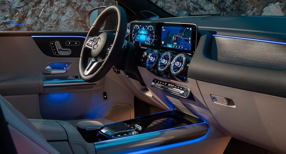 Mercedes-Benz B-Klasse, Progressive-Line, denimblau; Leder macchiatobeige/schwarz, Cockpit Mercedes-Benz B-Klasse, Progressive-Line, denimblau; Leder macchiatobeige/schwarz, Cockpit
