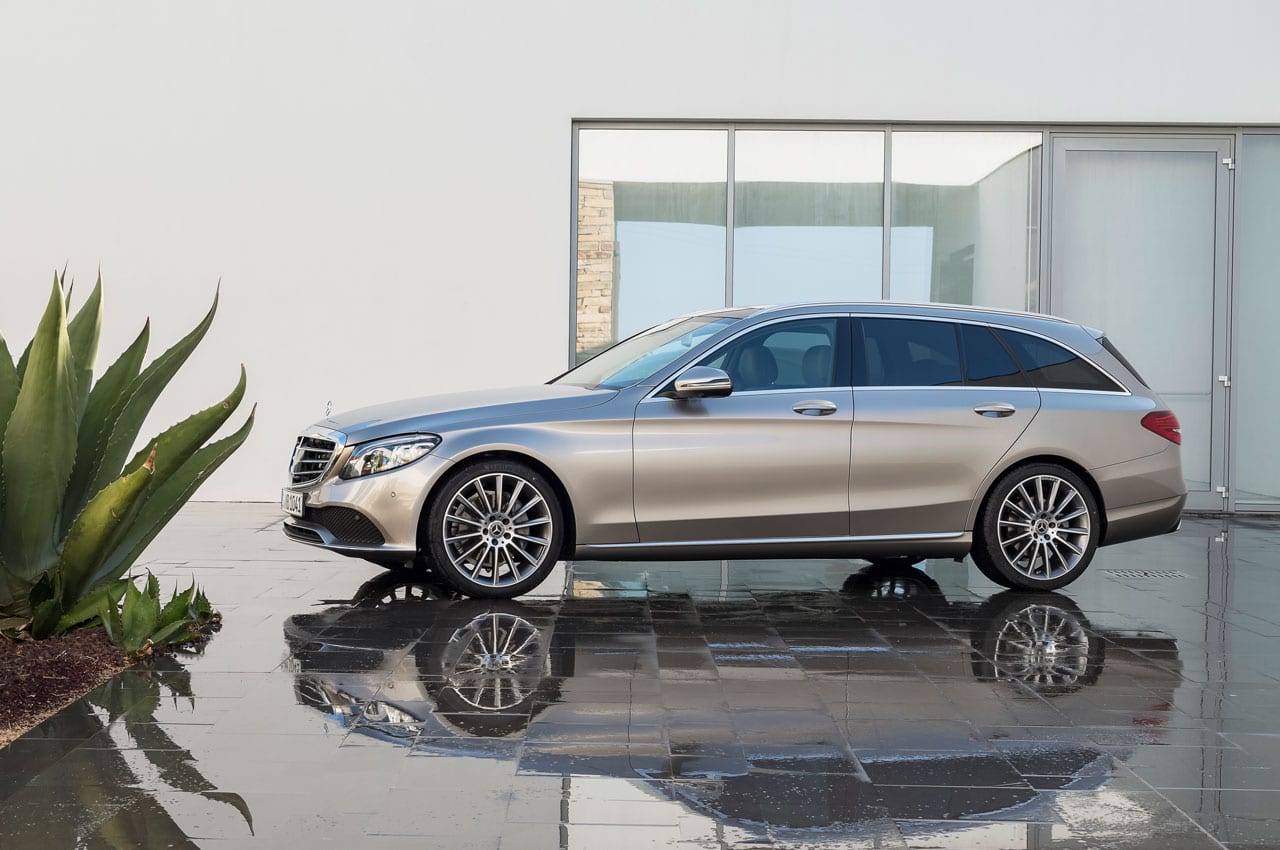 Seite des Mercedes-Benz C-Klasse T-Modells