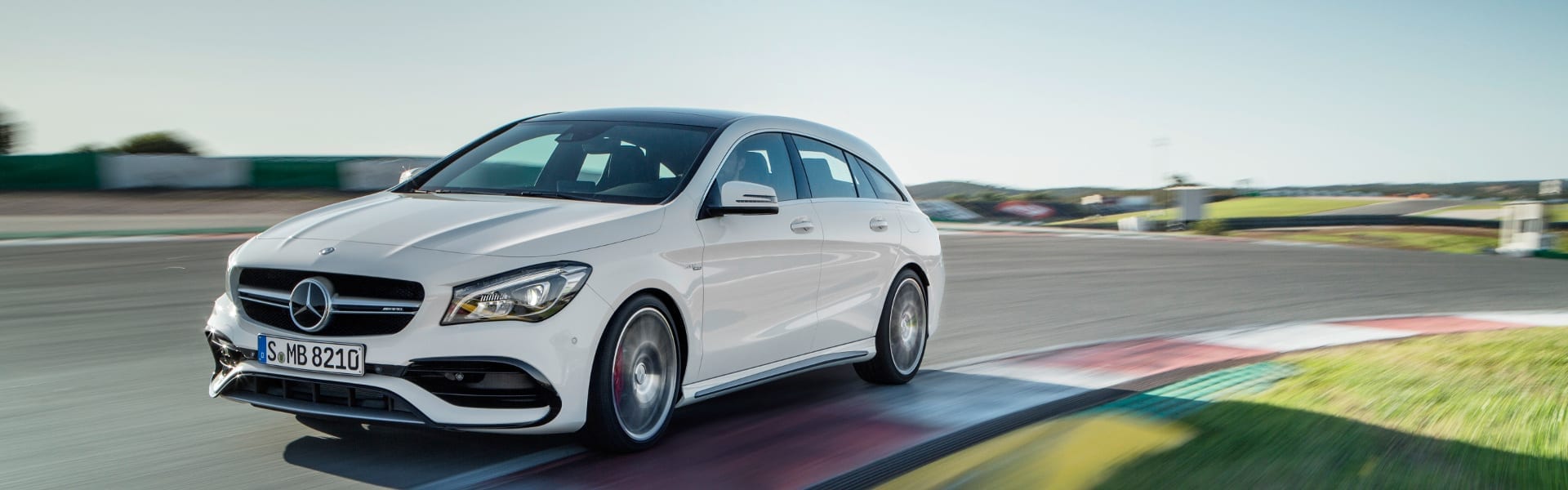 Front des Mercedes-AMG CLA Shooting Brake in weiß