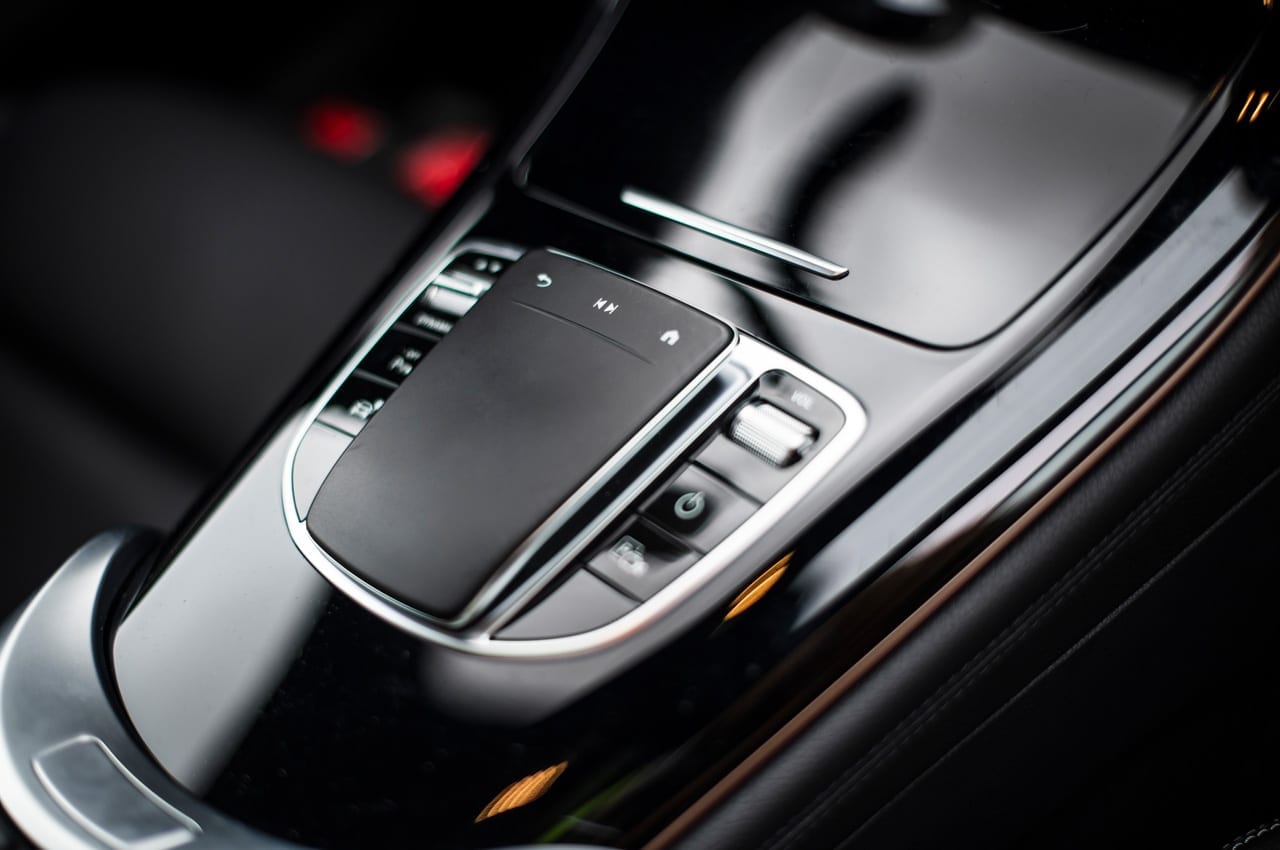 Bedienung des Mercedes-Benz EQC durch Touchpad 