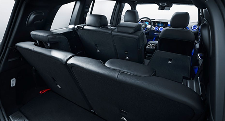 Mercedes-Benz GLB Innenraum Das Bild zeigt einen Blick durch den Kofferraum mit Sicht bis zum Cockpit.