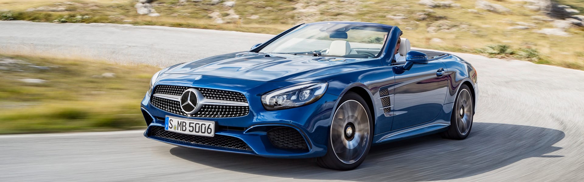 Front des Mercedes-Benz SL Roadster mit offenem Verdeck in blau