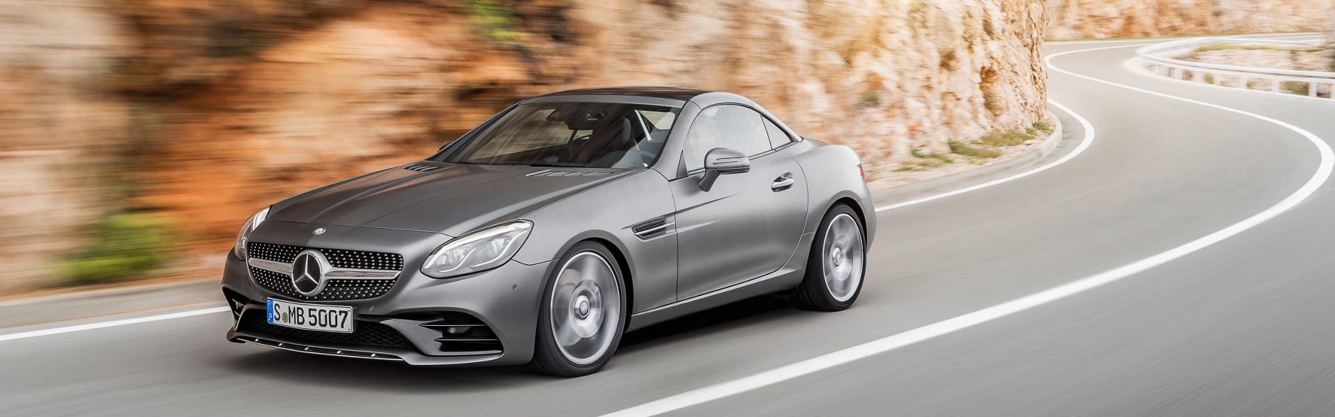 Sicht auf die Front eines fahrenden SLC Roadster