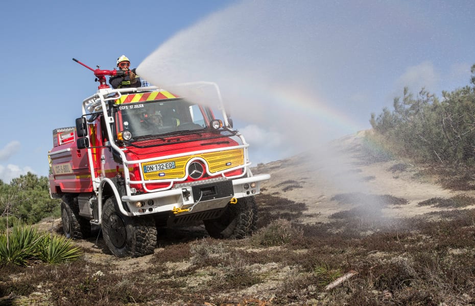 Mercedes-Benz Hochgeländegängiger Unimog; Feuerwehr Mercedes-Benz Hochgeländegängiger Unimog im Einsatz bei der Feuerwehr