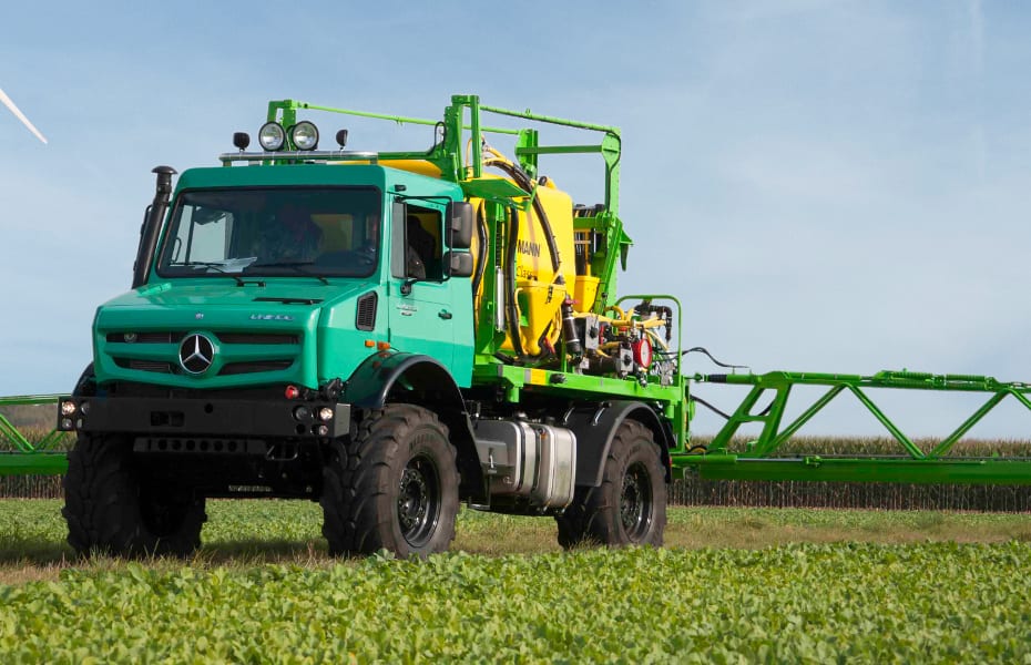 Mercedes-Benz Hochgeländegängiger Unimog; Landwirtschaft Mercedes-Benz Hochgeländegängiger Unimog in der Landwirtschaft